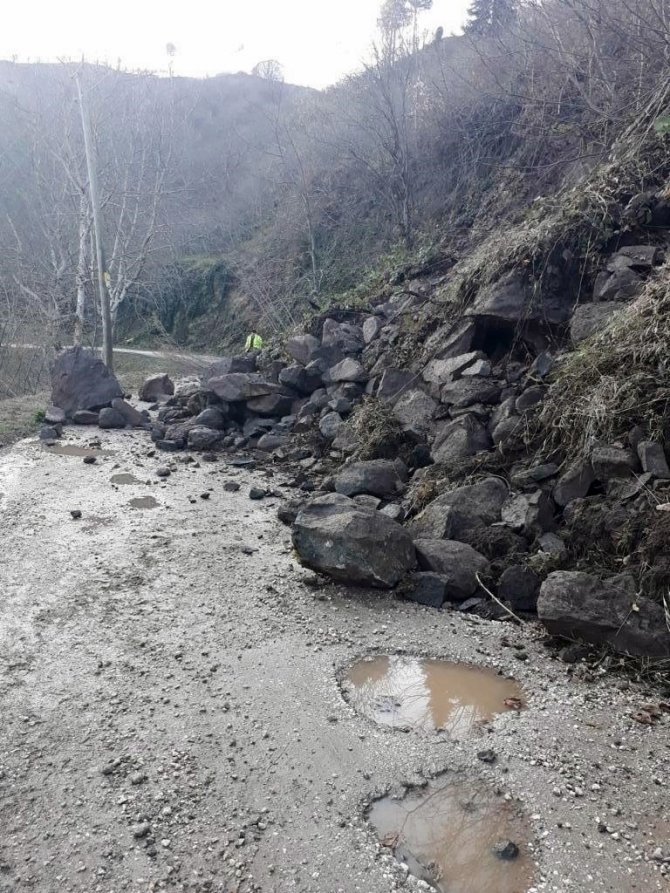 Heyelan Mahalle Yolunu Kapattı