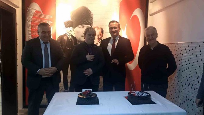 Adliyede Down Sendromlu Personele Pasta Sürprizi