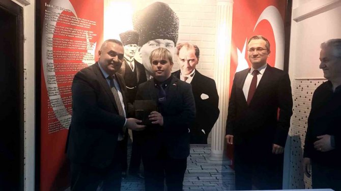 Adliyede Down Sendromlu Personele Pasta Sürprizi