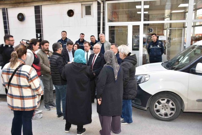 Şehzadeler’de Taşıyıcı Kolonu Kesilen Bina Mühürlendi