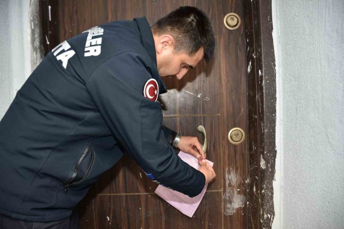 Şehzadeler’de Taşıyıcı Kolonu Kesilen Bina Mühürlendi
