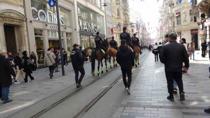 Taksim’de Atlı Birliklere Yoğun İlgi