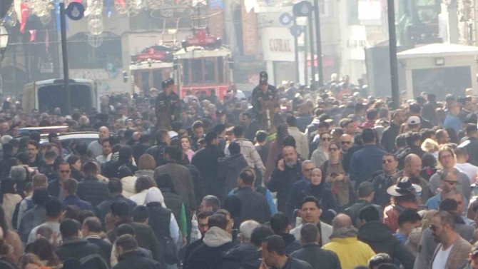 Taksim’de Atlı Birliklere Yoğun İlgi