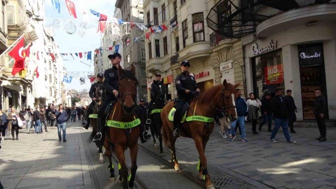 Taksim’de Atlı Birliklere Yoğun İlgi