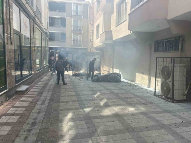 Motosiklet Ve Konteyner Alev Alev Yandı