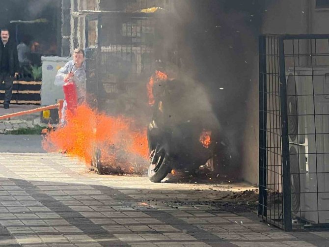 Motosiklet Ve Konteyner Alev Alev Yandı