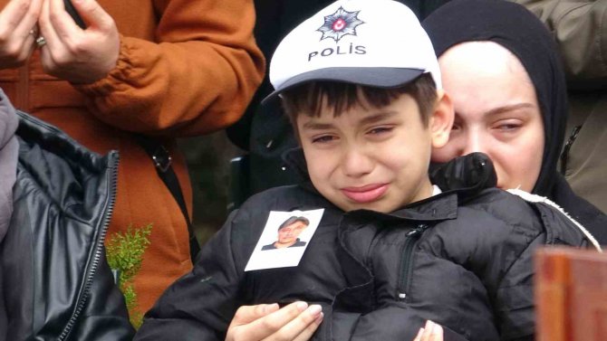 Babasının Cenaze Törenine Polis Şapkasını Takarak Katıldı