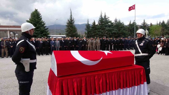 Babasının Cenaze Törenine Polis Şapkasını Takarak Katıldı