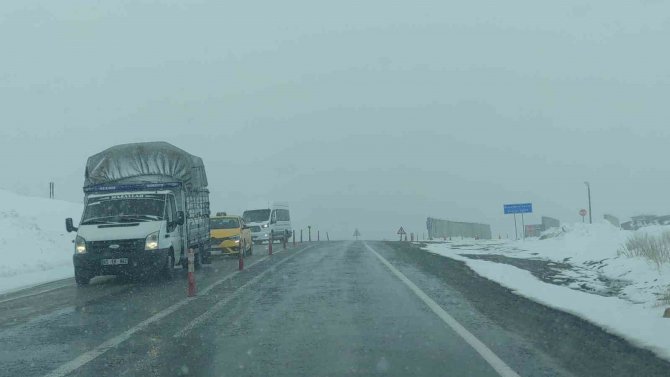 Van’ın Yüksek Kesimlerinde Kar Yağışı Ve Sis Etkili Oldu