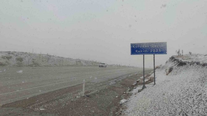 Van’ın Yüksek Kesimlerinde Kar Yağışı Ve Sis Etkili Oldu