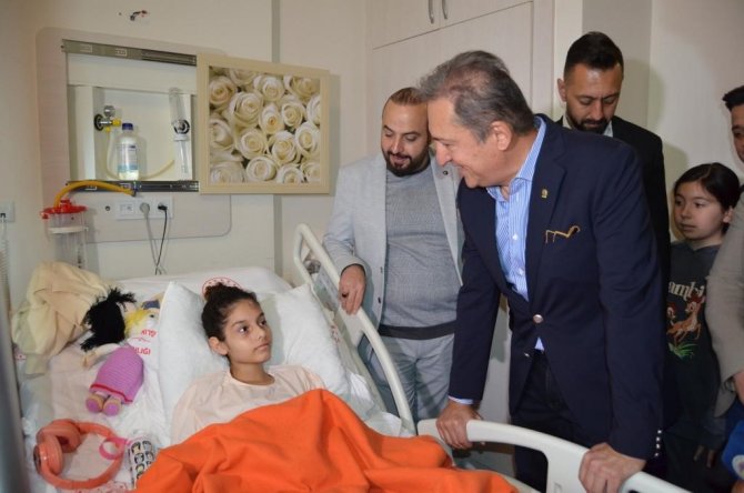 4 Gün Enkaz Altında Kaldı, Yağmurla Islanan Bez Parçasının Suyunu Sıkıp İçti