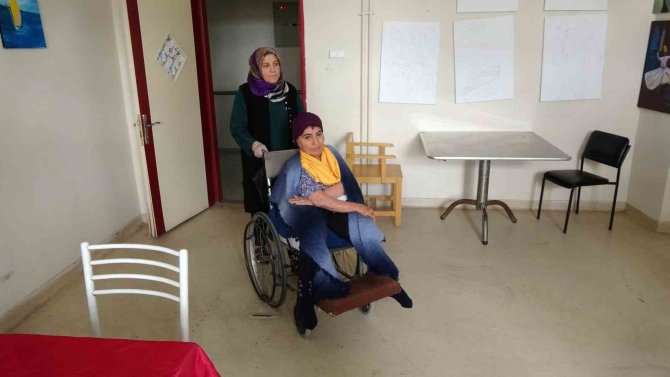 Engelli Kadın Ağzıyla Depremzedeler İçin Resim Çiziyor
