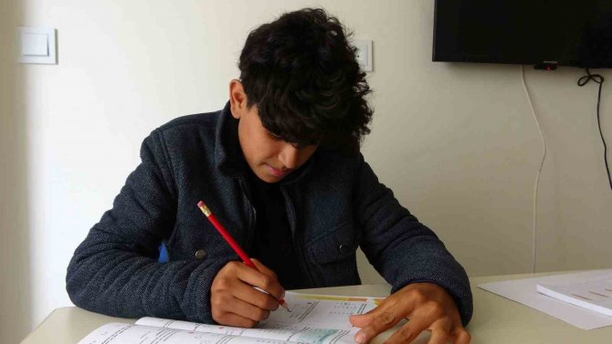 Liseli Kardeşlerin Deprem Anında Yürek Isıtan Hareketleri