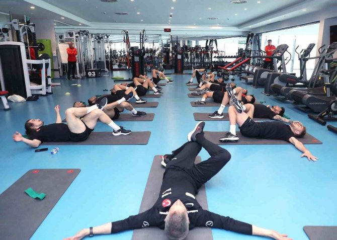 Milliler, Günün İlk İdmanında Salonda Çalıştı