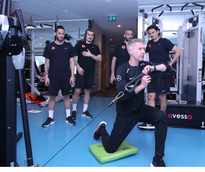 Milliler, Günün İlk İdmanında Salonda Çalıştı