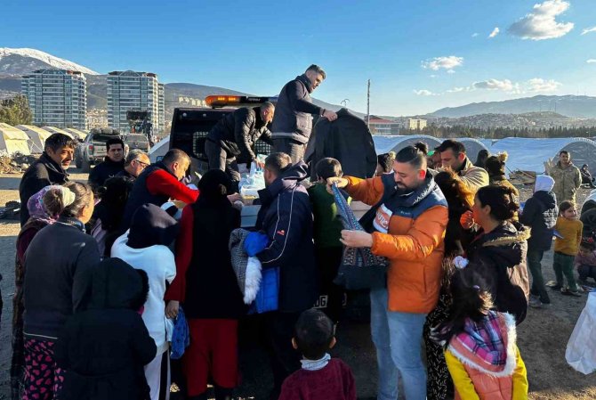 Adanalı Kebapçı Depremzedelerin Yaralarını Sarıyor