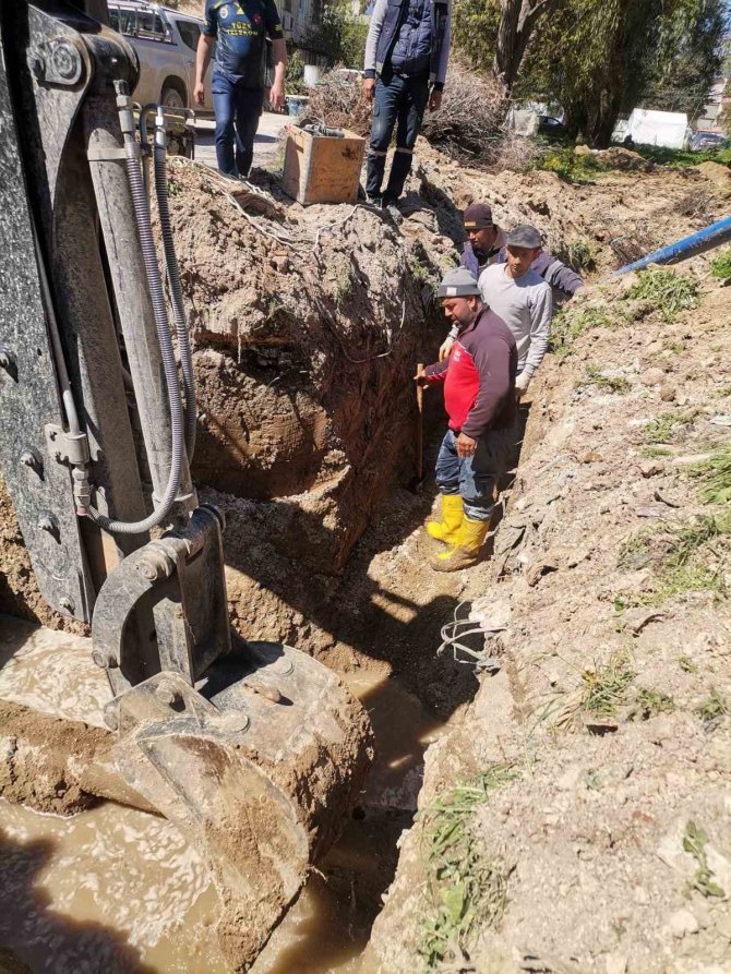 İ̇l Özel İ̇daresi’ne Bağlı Ekipler Deprem Bölgesindeki Çalışmaları Sürüyor