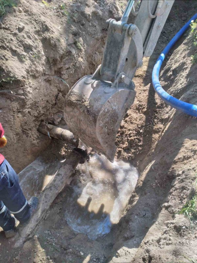 İ̇l Özel İ̇daresi’ne Bağlı Ekipler Deprem Bölgesindeki Çalışmaları Sürüyor