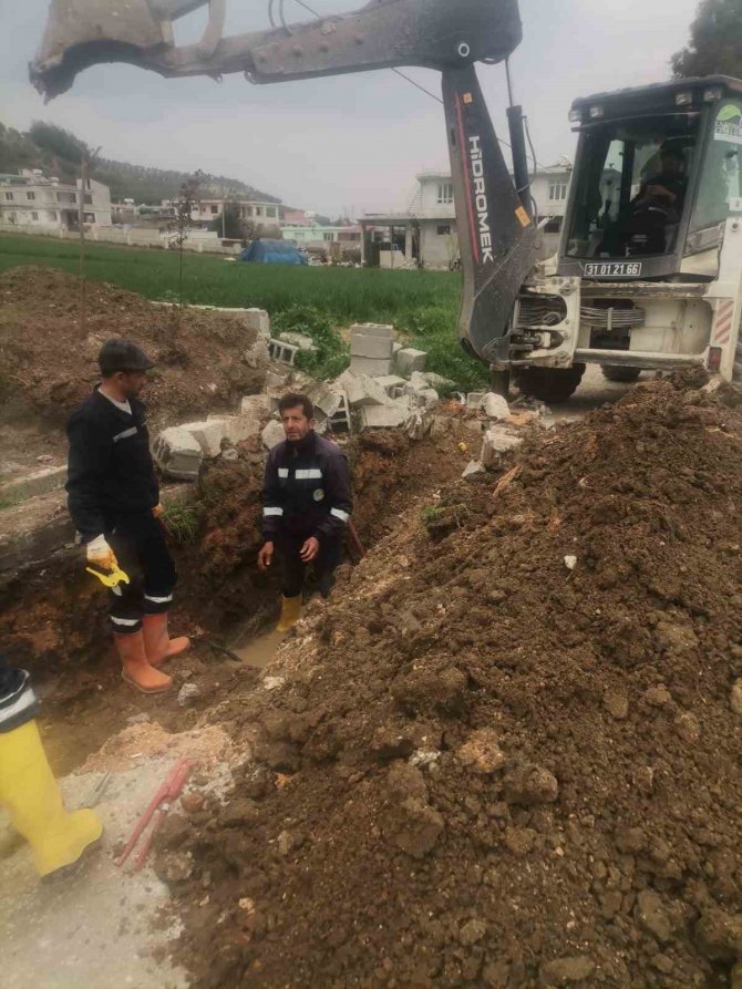İ̇l Özel İ̇daresi’ne Bağlı Ekipler Deprem Bölgesindeki Çalışmaları Sürüyor