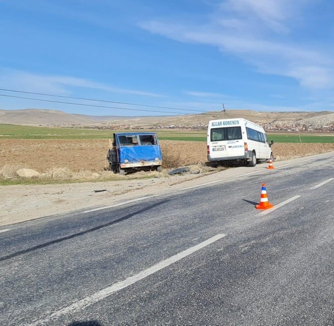 Minibüsün Patpatla Çarpıştığı Kazada 1 Kişi Yaralandı