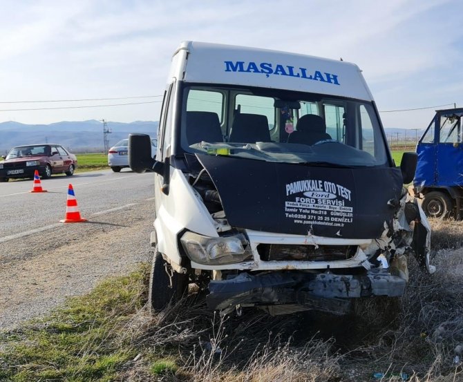 Minibüsün Patpatla Çarpıştığı Kazada 1 Kişi Yaralandı
