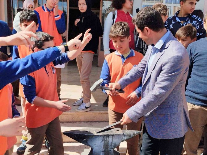 Öğrenci Ve Öğretmenlerden Coşkulu Nevruz Kutlaması