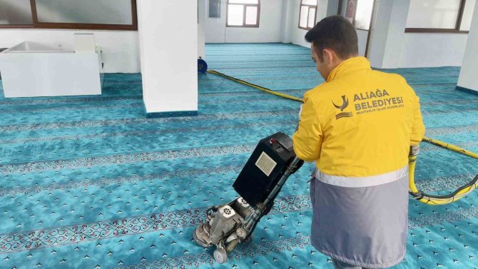 Aliağa Belediyesinden İbadethanelerde Ramazan Temizliği