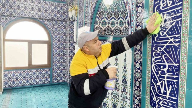 Aliağa Belediyesinden İbadethanelerde Ramazan Temizliği