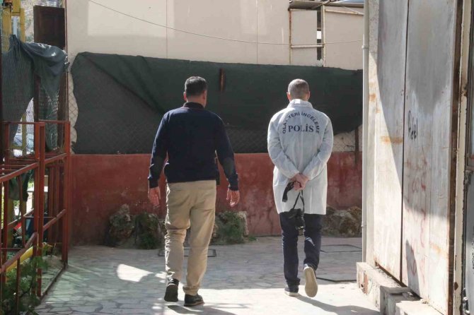 Transseksüellerle Aynı Evi Paylaşan İ̇ranlı Gencin Ölümü Polisi Harekete Geçirdi