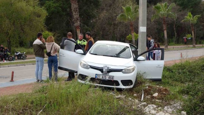 Virajı Alamayan Otomobilin Direğe Çarptı: 1 Yaralı