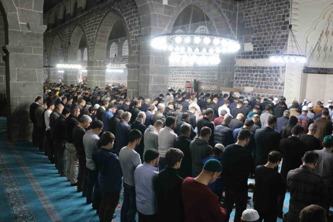 Diyarbakır’da Ramazan Ayının İlk Teravih Namazı Kılındı