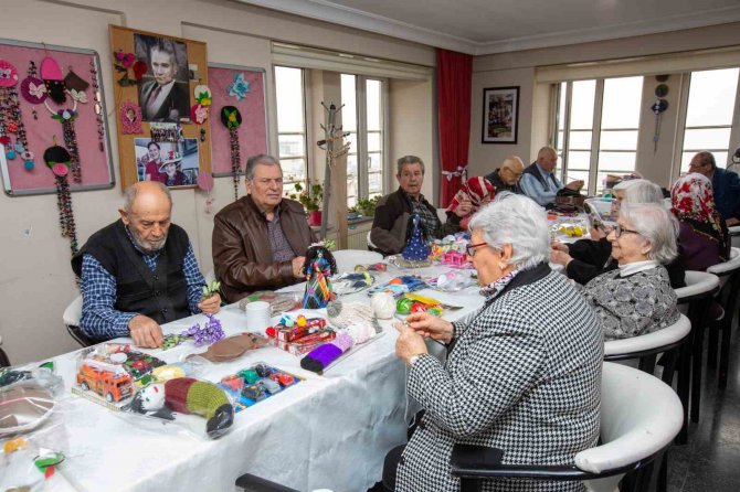 Bursa’da Huzurevi Sakinleri Depremzedeler İçin Atkı, Bere, Eldiven Örüyor