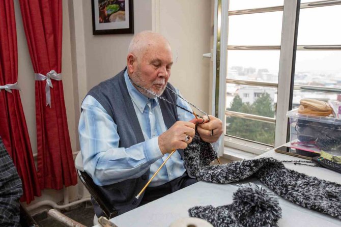 Bursa’da Huzurevi Sakinleri Depremzedeler İçin Atkı, Bere, Eldiven Örüyor