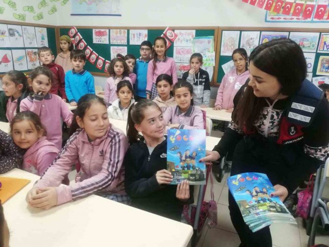 Jandarma Ekipleri Öğrencileri Bilgilendirme Faaliyetlerine Devam Ediyor