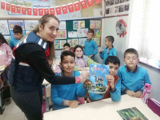 Jandarma Ekipleri Öğrencileri Bilgilendirme Faaliyetlerine Devam Ediyor