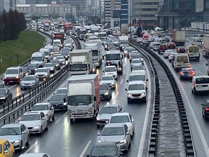 Basın Ekspres Yolunda Oluşan Trafik Sürücüleri Canından Bezdirdi