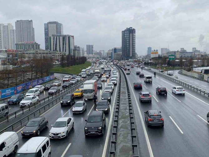 Basın Ekspres Yolunda Oluşan Trafik Sürücüleri Canından Bezdirdi