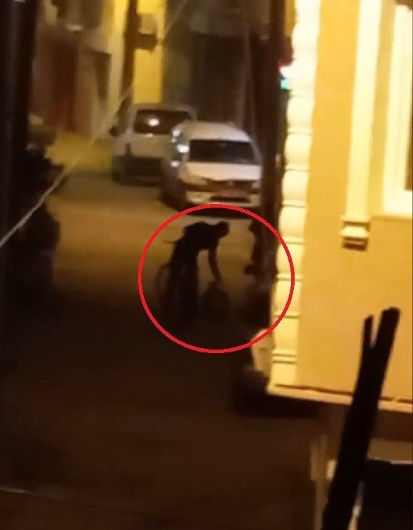Bisikletli Yakıt Hırsızları, Tesadüfen Uyanan Vatandaşın Bağırmasıyla Böyle Kaçtı