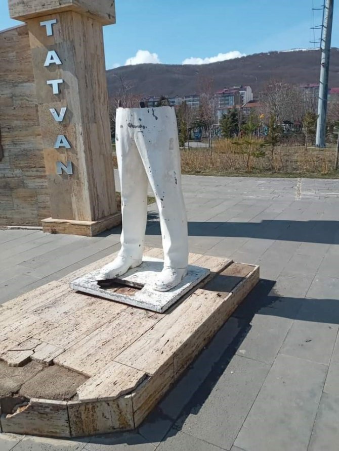 Tatvan’ın Simgesi ‘Denizci Heykeli’ Tahrip Edildi