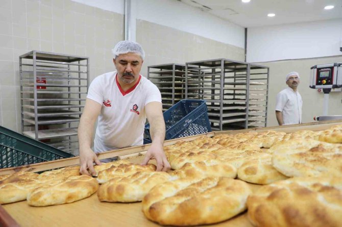 2 Bin 500 Ailenin İlk Sahur Pideleri Bolu Belediyesi’nden