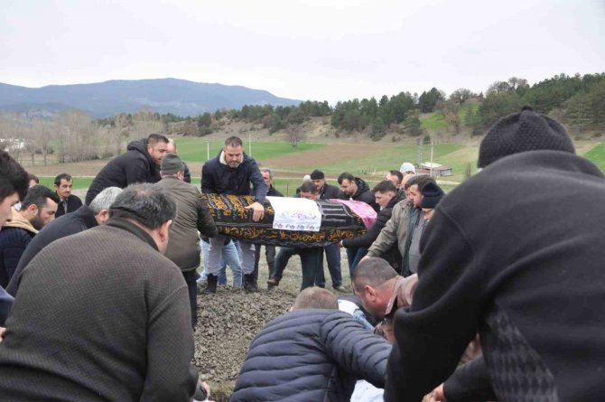Hastaneye Gitmek İçin Bindikleri Araba Mezar Oldu