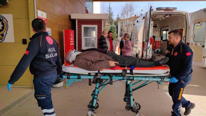 Hafif Ticari Araç İle Otomobil Çarpıştı: 2 Yaralı