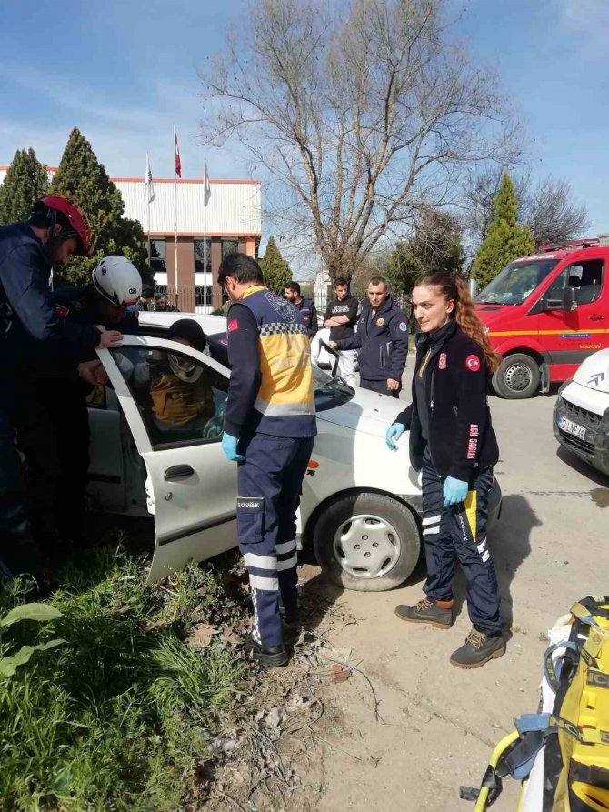 Hafif Ticari Araç İle Otomobil Çarpıştı: 2 Yaralı