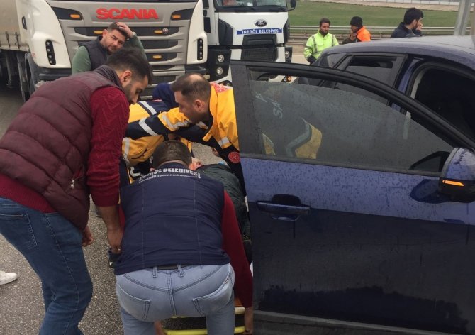 Otomobil Bariyerlere Çarptı: 2 Yaralı
