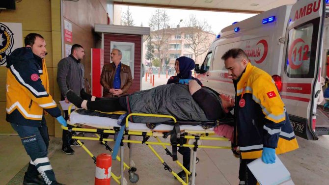 Otomobil Bariyerlere Çarptı: 2 Yaralı