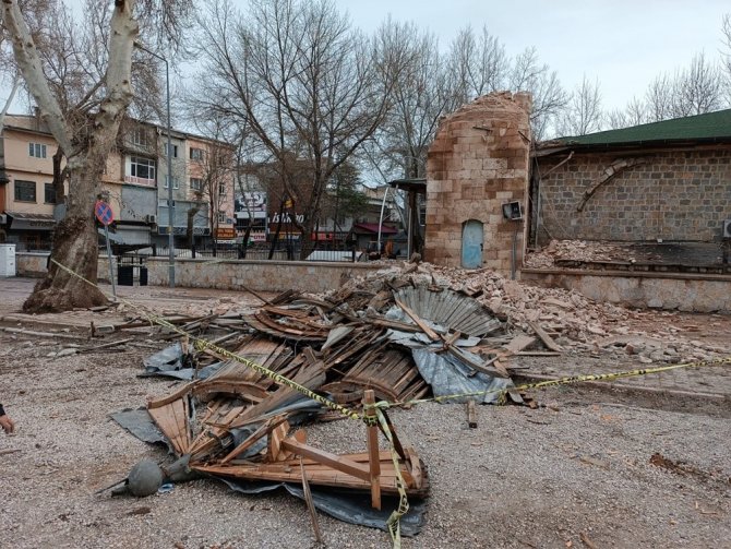 730 Yıllık Caminin Minaresi Artçı Sarsıntılara Dayanamadı