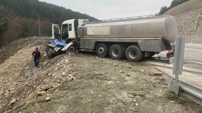 Bolu’da Otomobil Kamyona Ok Gibi Saplandı: 2 Ölü