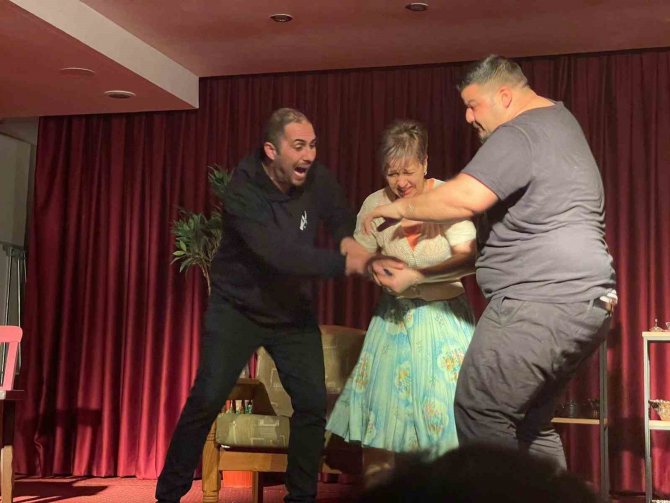 Söke’de Tiyatro Oyunu Sahnelendi