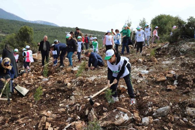 Eşinin Anısına Fidan Diken Depremzede; “O Gece Kıyamet Gibi Bir Şeydi”
