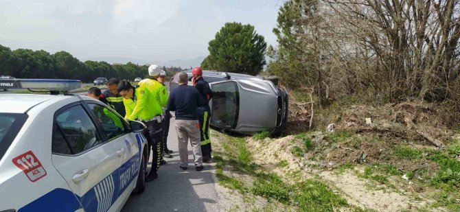 Kontrolden Çıkan Araç Takla Attı: 2 Yaralı